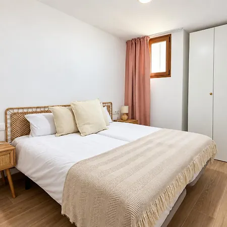 Location 3br , 2br, Communal Pool *